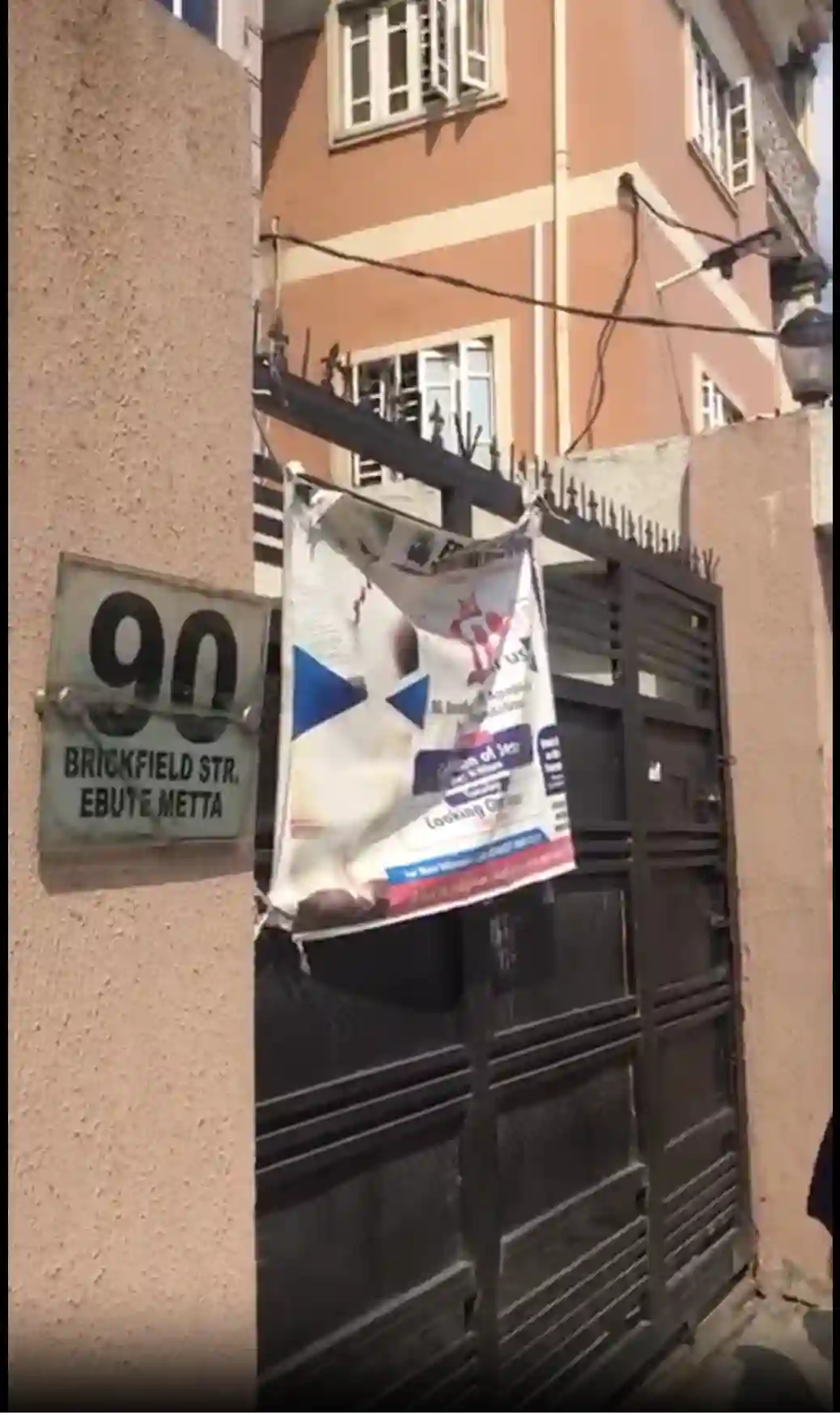 birthda-cake-delivery-to-customers-gate-at-costain-apapa-road-ebute-meta-lagos