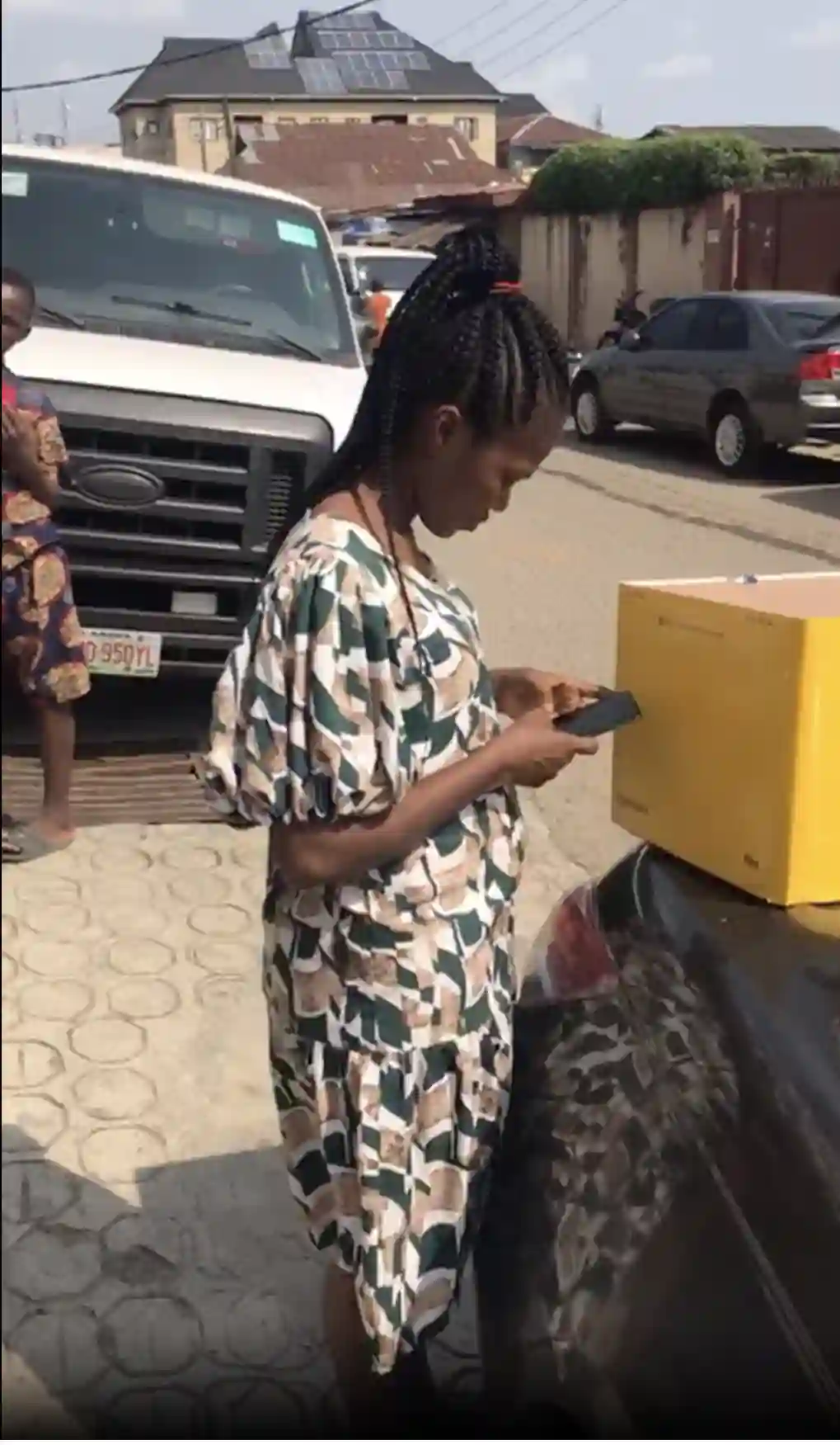 customer-making-bank-transfer-after-successful-cake-delivery-to-her-doorstep-at-costain-bus-stop-apapa-road-ebute-meta-lagos