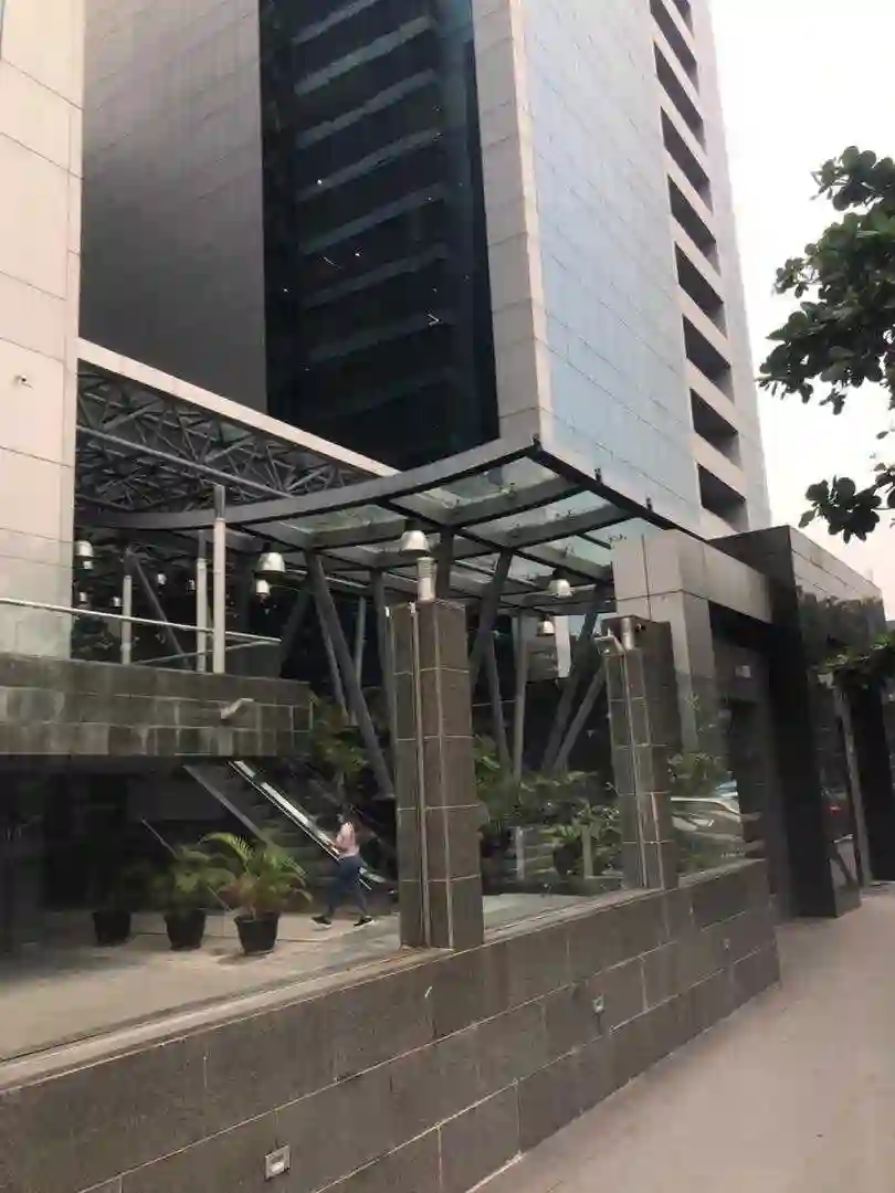 yefepere-delivery-team-arriving-at-nipost-towers-23-adeola-odeku-st-victoria-island-lagos