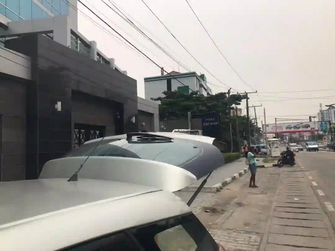 yefepere-delivery-team-offloading-birthday-cake-package-at-blockA-nipost-towers-23-adeola-odeku-st-victoria-island-lagos