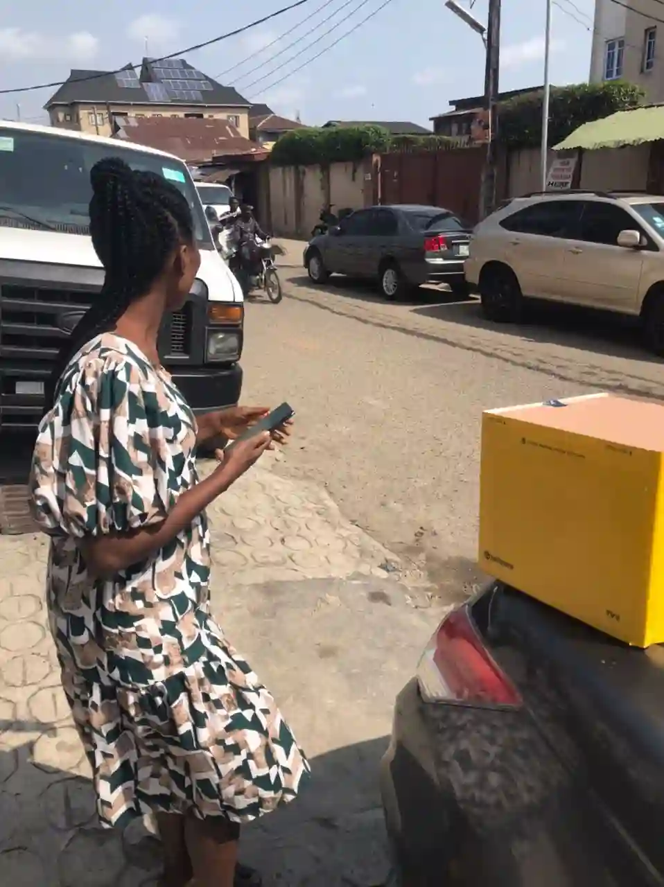 yefepere-tiro-birthday-cake-package-delivered-to-customer-at-costain-bus-stop-apapa-road-ebute-meta-lagos